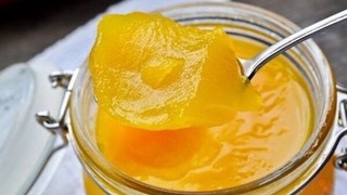 Kanál sűrű sárga pasztával egy csatos üveg fölött